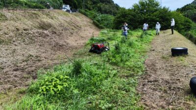 ラジコン草刈り機で圃場整備